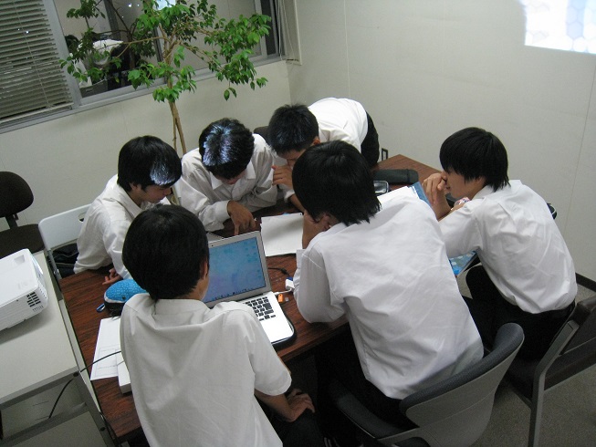 荒木由布子研究室で指導を受ける浜松南高等学校の生徒たち（2016年10月12日）