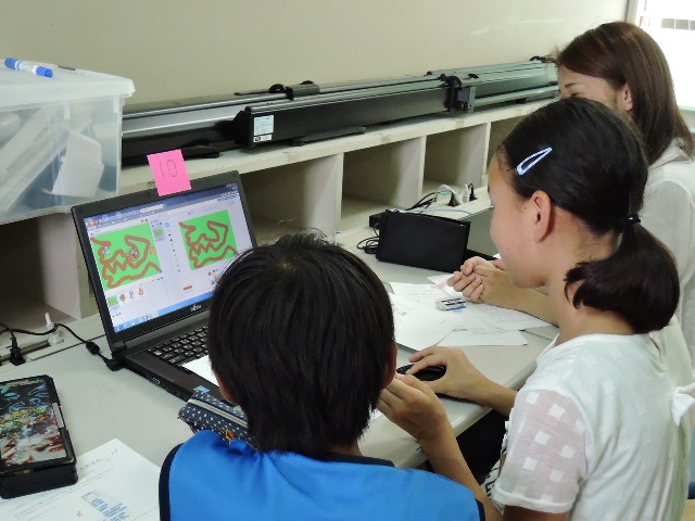 Scratchを使ったプログラミング教育を受ける6年生たち（2017年7月13日）