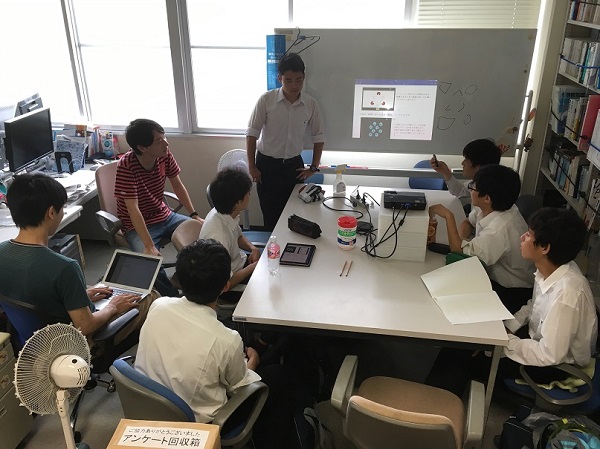 杉山岳弘研究室で指導を受ける浜松南高等学校の生徒たち（2016年7月13日）