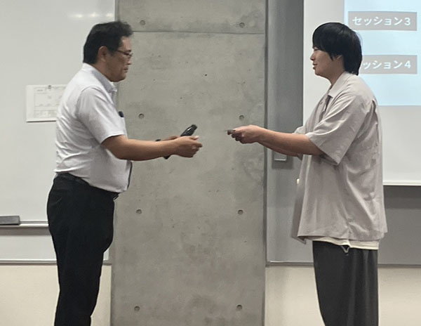 受賞する大倉君